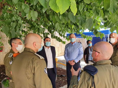 בני גנץ במלונית קורונה לחרדים