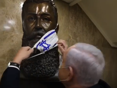 כשרוה"מ נתניהו הלביש מסכה להרצל • צפו