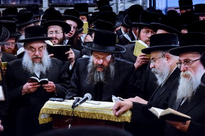 האדמו"ר מבאבוב 45 בתפילה באוהל אדמו"רי באבוב