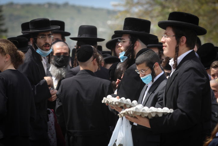 אילוסטרציה, למצולמים אין קשר לכתבה, חלוקת ביצים לפני פסח בעת המחסור הגדול