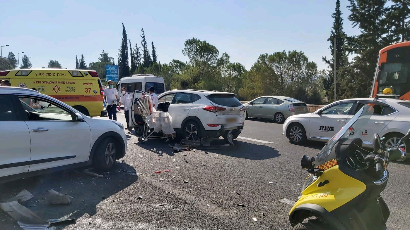 ארבעה פצועים, אחד מהם קשה, בתאונה ב'כביש גולדה' בירושלים