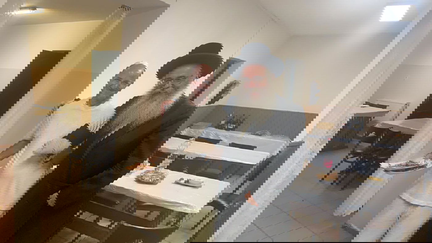 צפו: יהודי קיבל תפילין ופתח בריקוד עם הרב