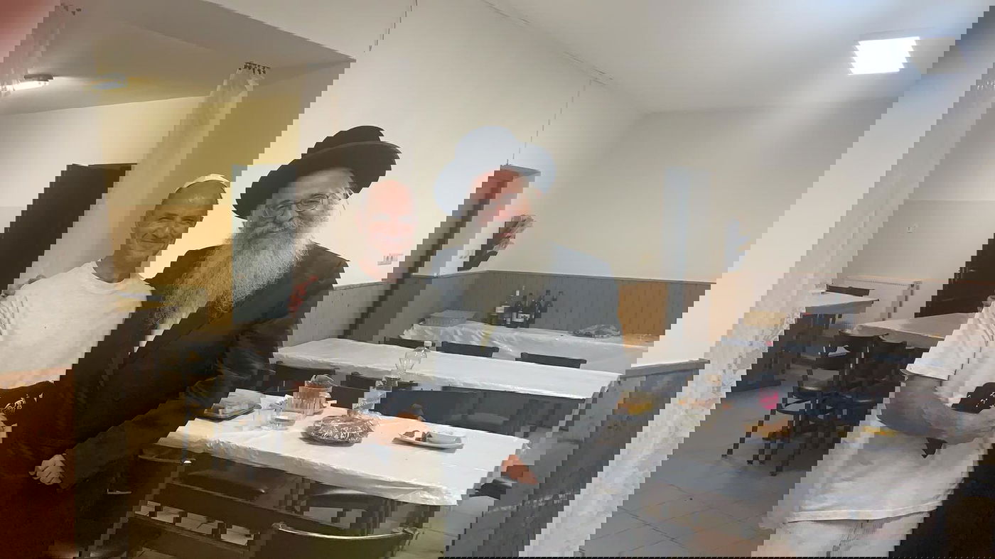 צפו: יהודי קיבל תפילין ופתח בריקוד עם הרב