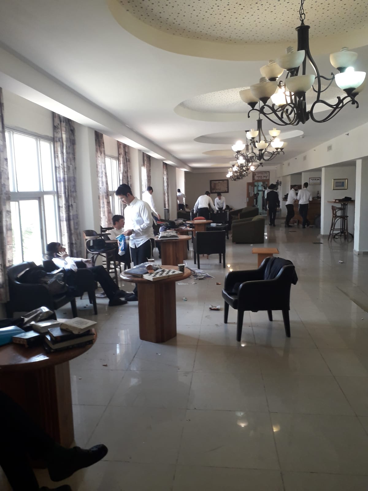 חולי קורונה חרדים, המאושפזים ב'מלונית': "מתעללים בנו"