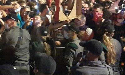 שוטרים, מול הפגנה בבלפור