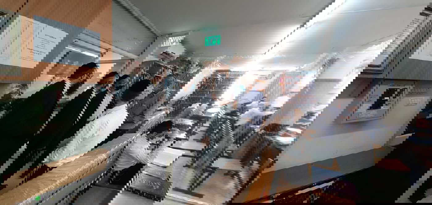 חברי הוועדה ההלכתית רפואית בסיור במוסדות התורה בעיר