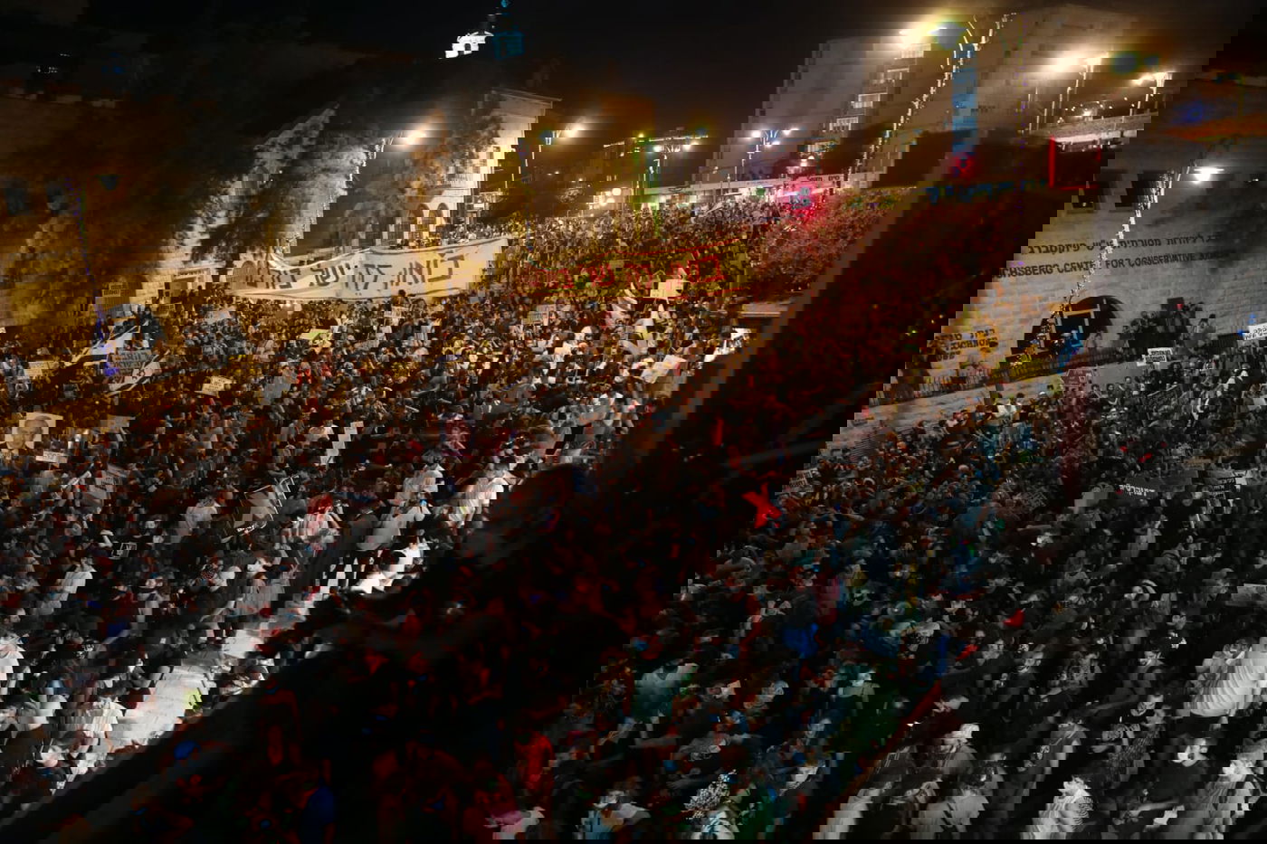 55 עצורים בהפגנת השמאל שהפכה להתפרעות לא חוקית