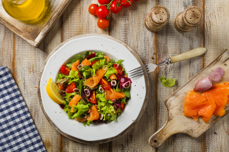 תוך חמש דקות 'על השעון': סלט סלמון מעושן