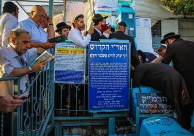 ארכיון, מתפללים בקבר האר"י ז"ל לפני שנתיים