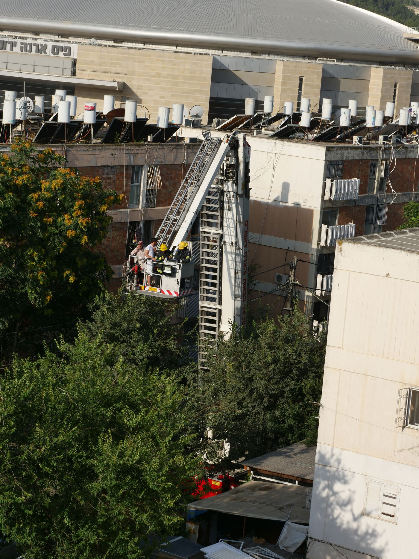 שריפה בבניין מגורים: שמונה לכודים - חולצו