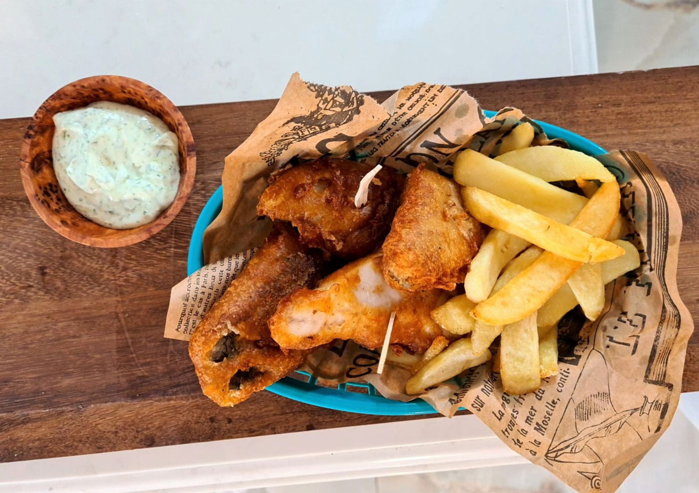 פיש אנד צ'יפס עם רוטב טרטר