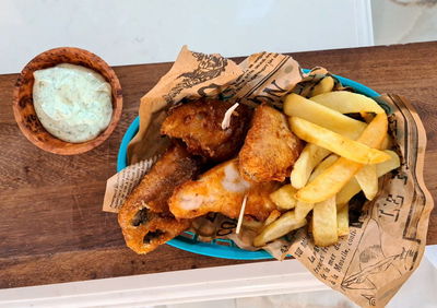 פיש אנד צ'יפס עם רוטב טרטר