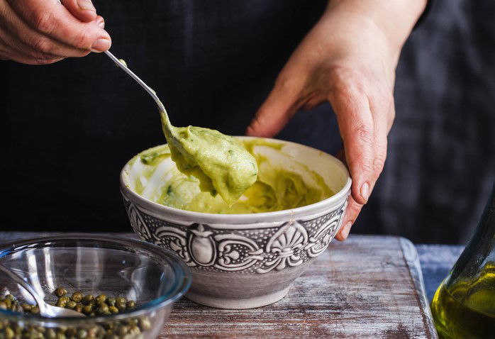 מטבל או ממרח אבוקדו עם גבינת עיזים