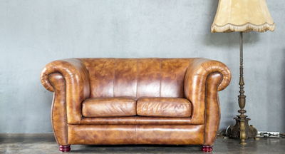 לפני שאתם זורקים לפח: 5 דרכים קלות לשדרג ספה ישנה