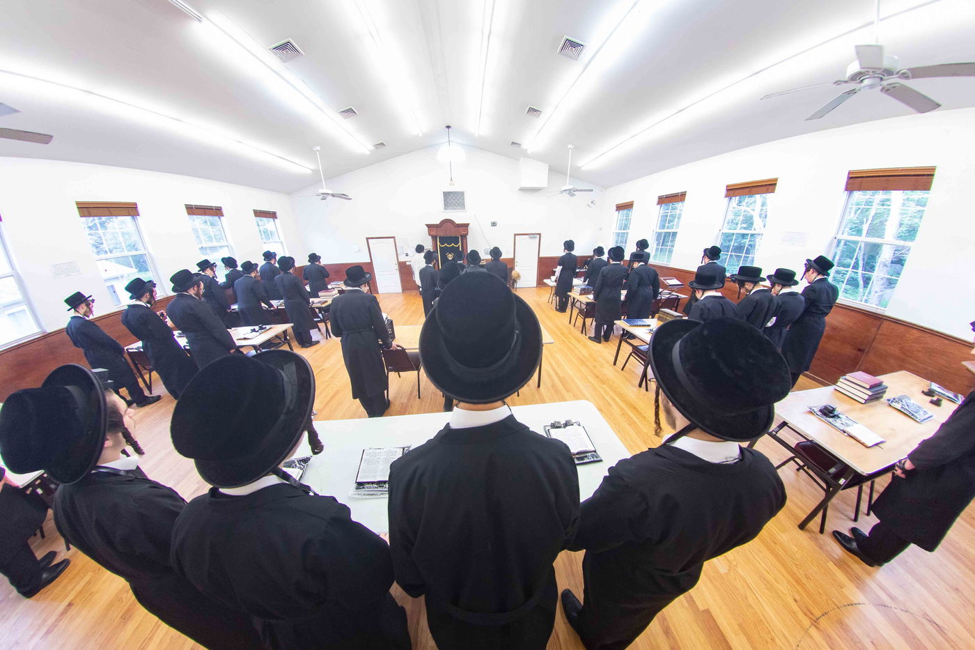 במקום ישראל: בחורי ויז'ניץ נופשים בקעמפ בארה"ב