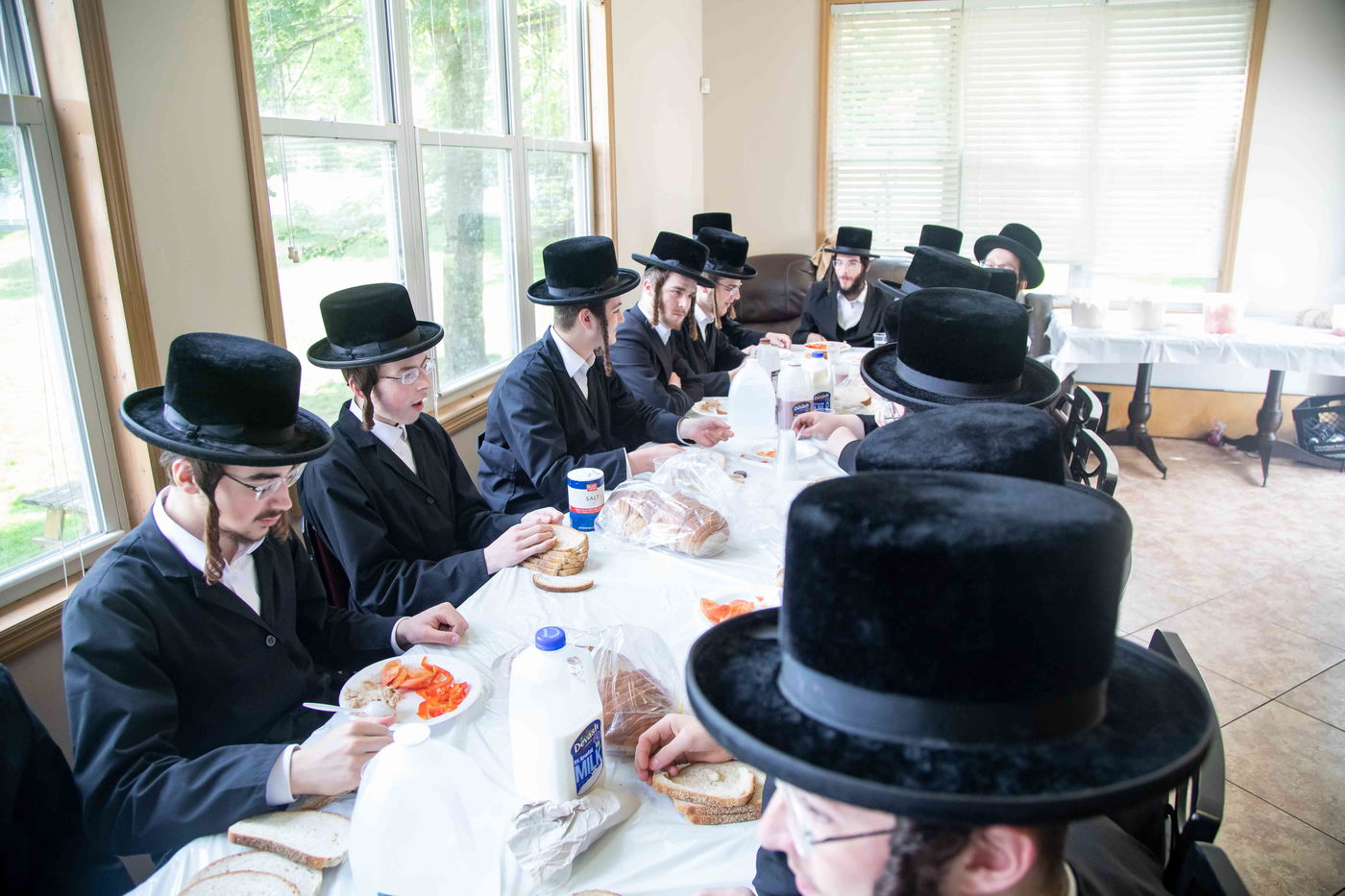 במקום ישראל: בחורי ויז'ניץ נופשים בקעמפ בארה"ב