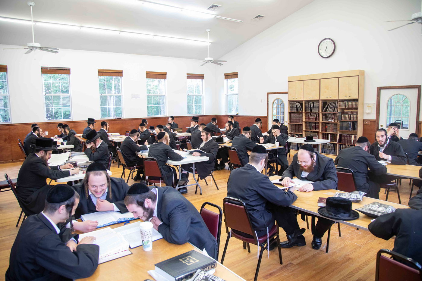 במקום ישראל: בחורי ויז'ניץ נופשים בקעמפ בארה"ב