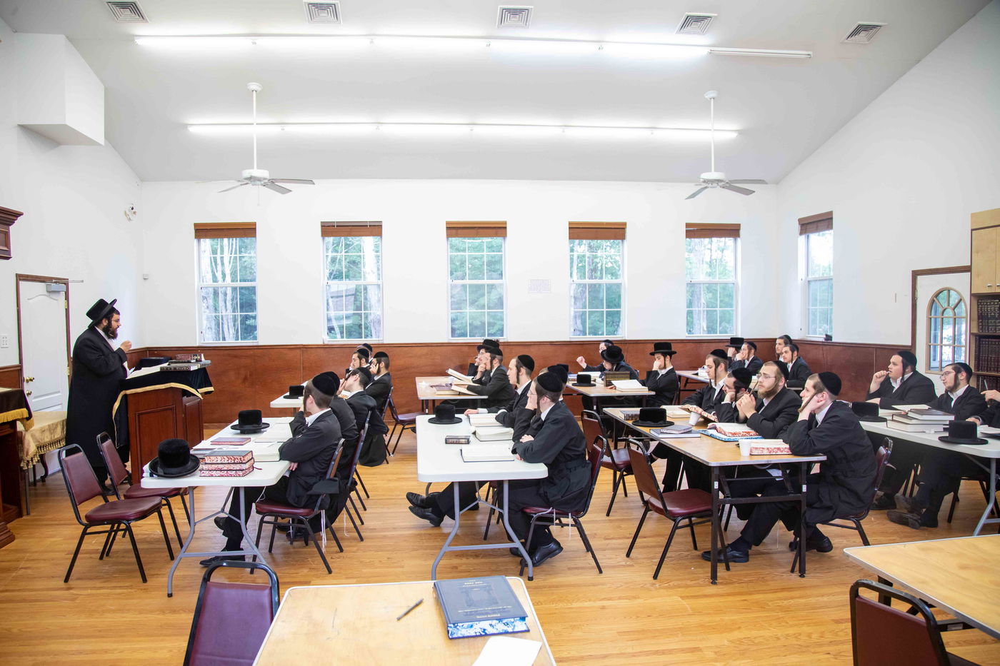 במקום ישראל: בחורי ויז'ניץ נופשים בקעמפ בארה"ב