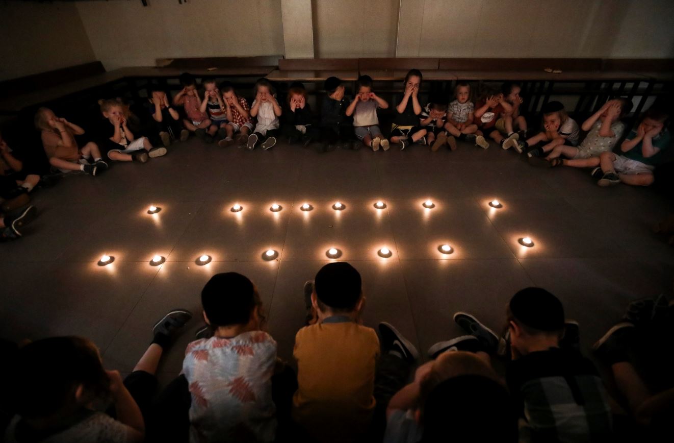 סביב נרות ובפנים עצובות; הילדים חוו את תשעה באב