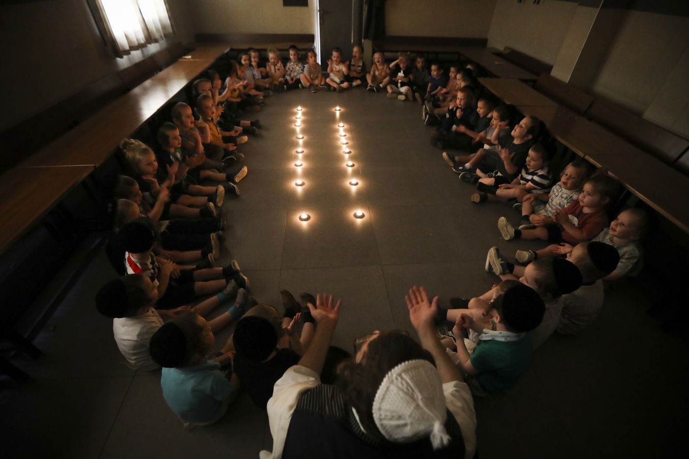 סביב נרות ובפנים עצובות; הילדים חוו את תשעה באב