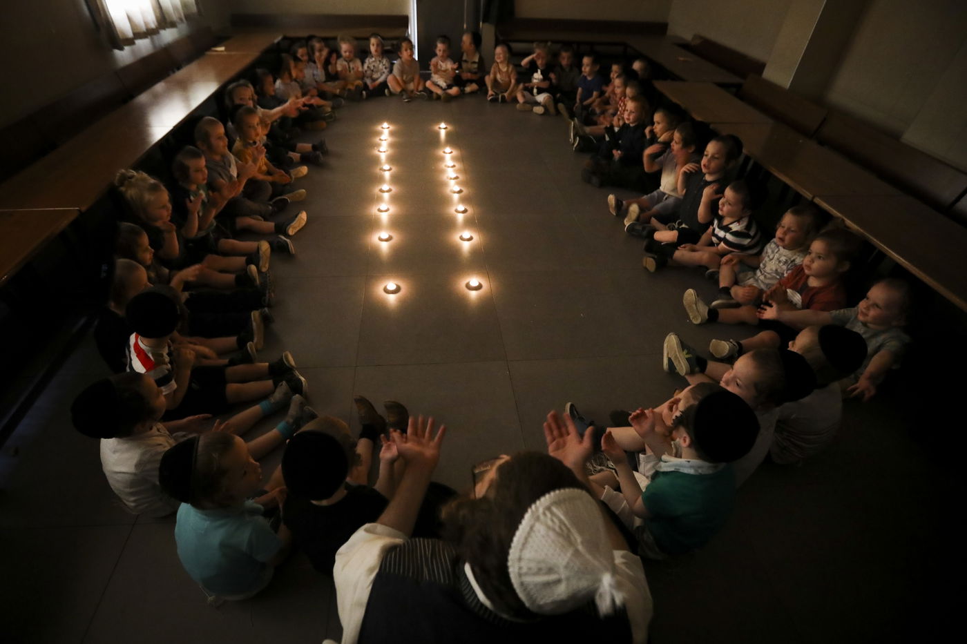 סביב נרות ובפנים עצובות; הילדים חוו את תשעה באב