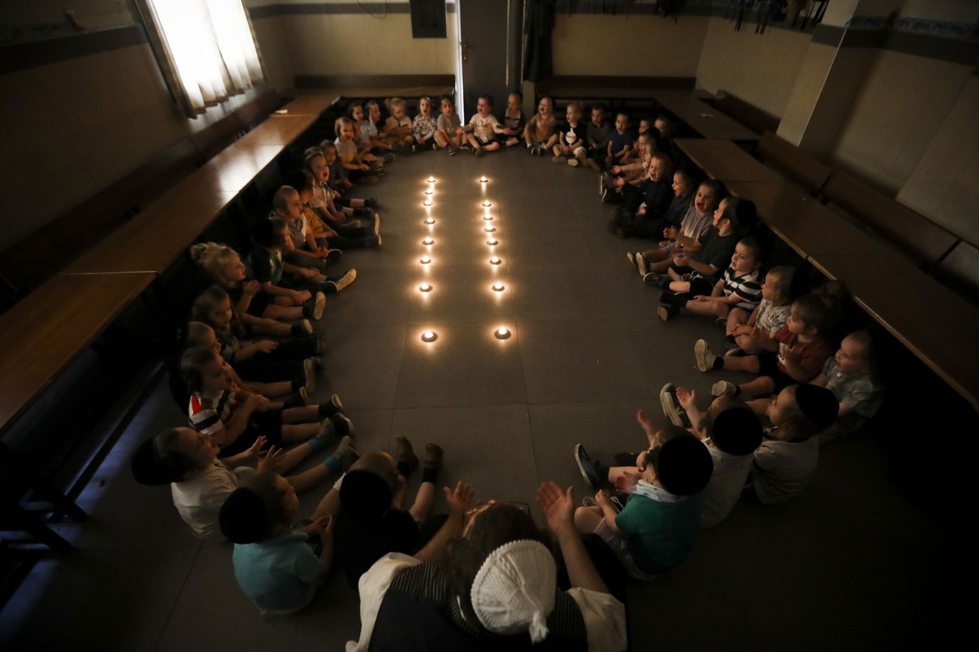 סביב נרות ובפנים עצובות; הילדים חוו את תשעה באב