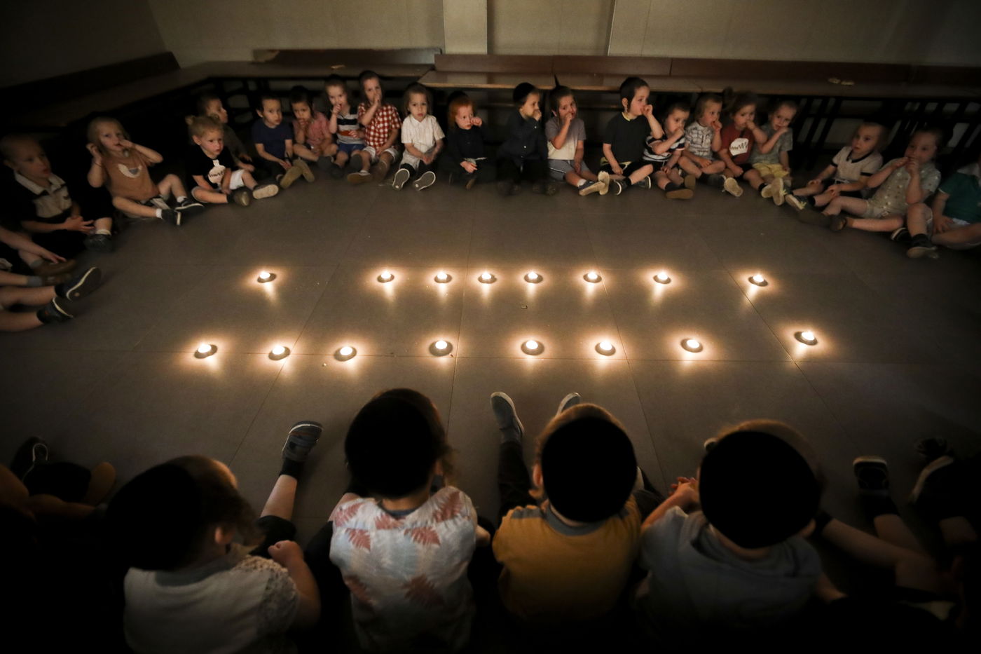 סביב נרות ובפנים עצובות; הילדים חוו את תשעה באב