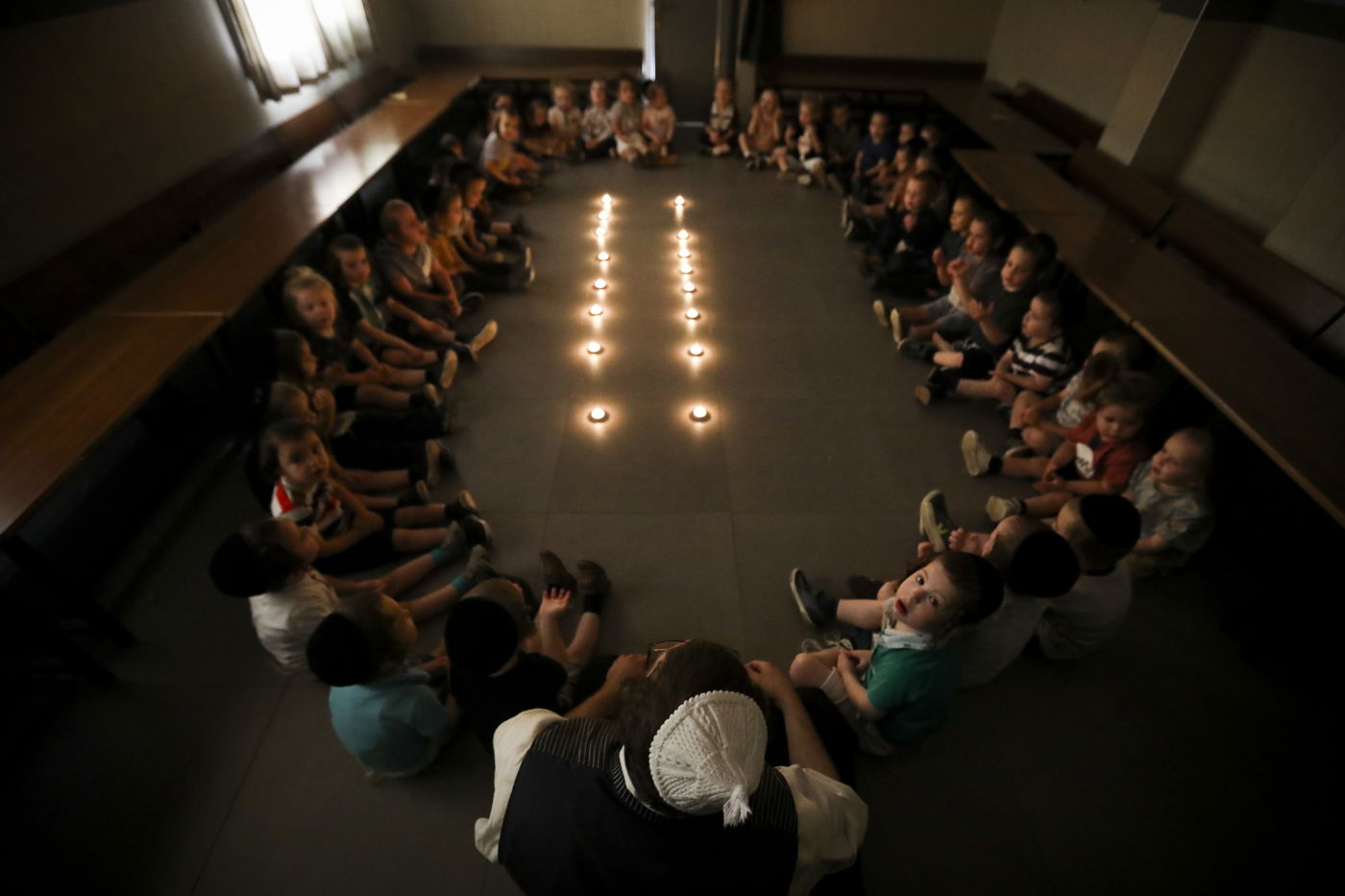 סביב נרות ובפנים עצובות; הילדים חוו את תשעה באב