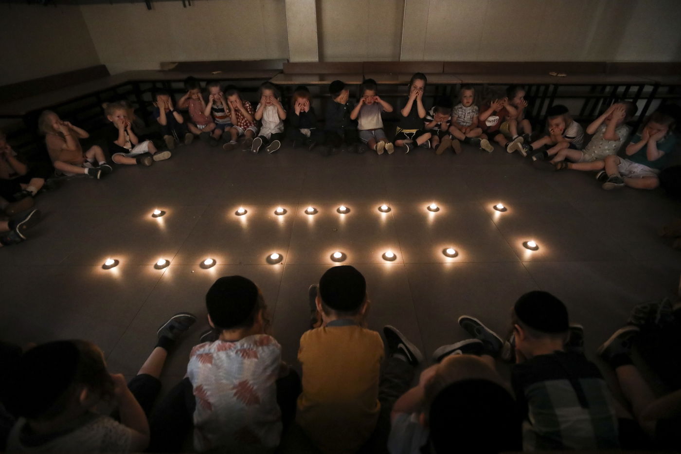 סביב נרות ובפנים עצובות; הילדים חוו את תשעה באב