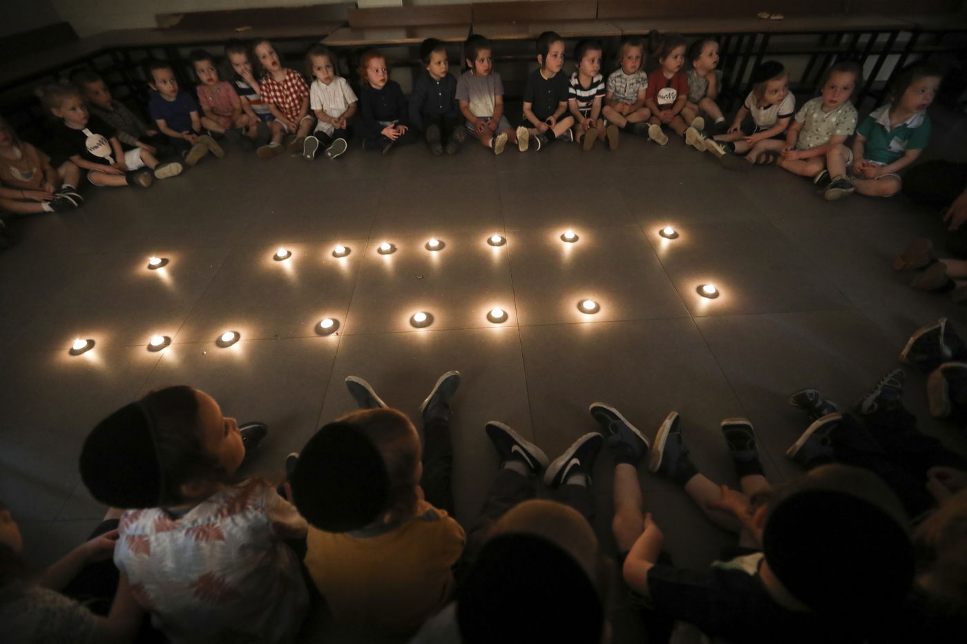 סביב נרות ובפנים עצובות; הילדים חוו את תשעה באב