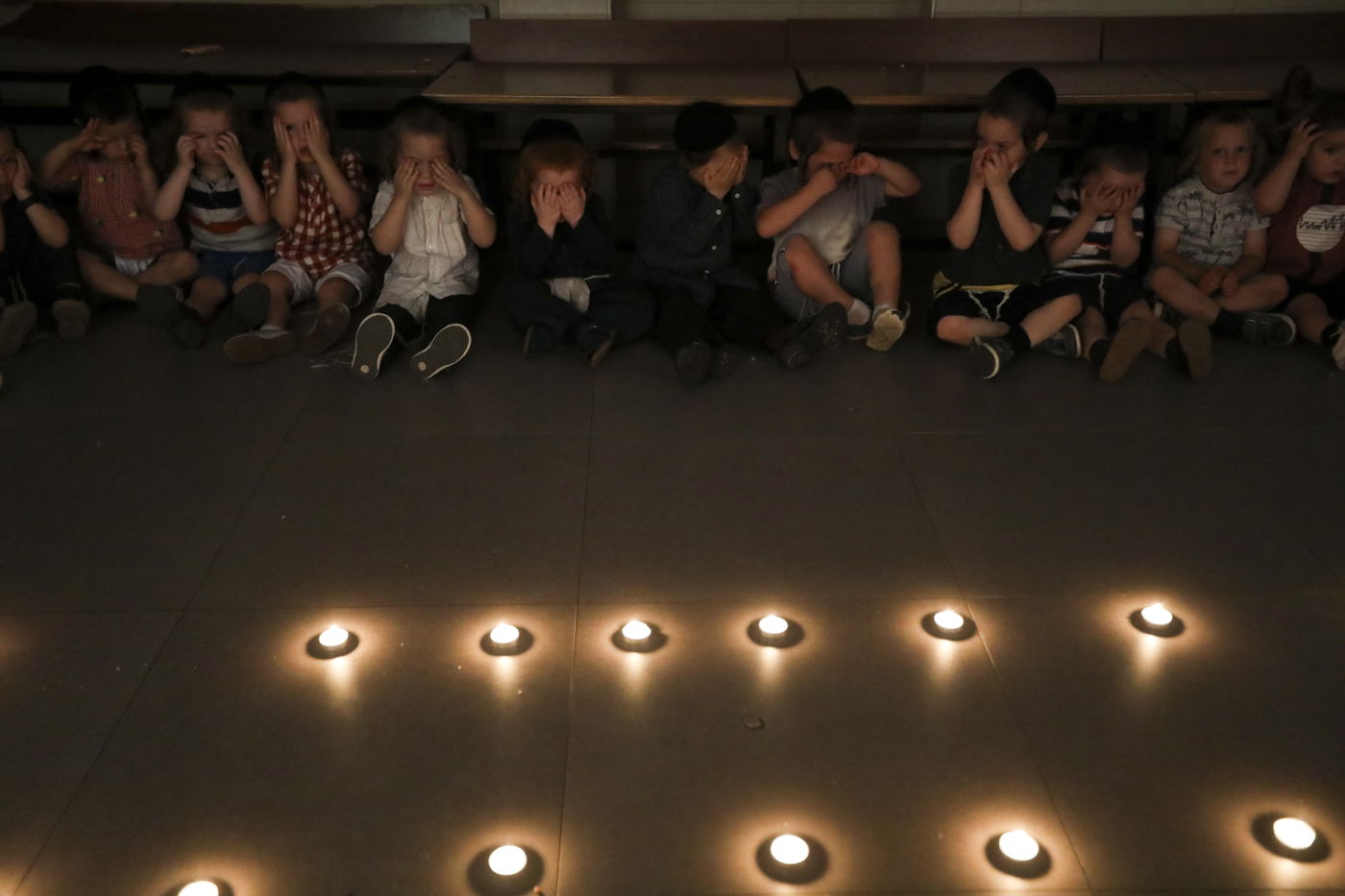 סביב נרות ובפנים עצובות; הילדים חוו את תשעה באב