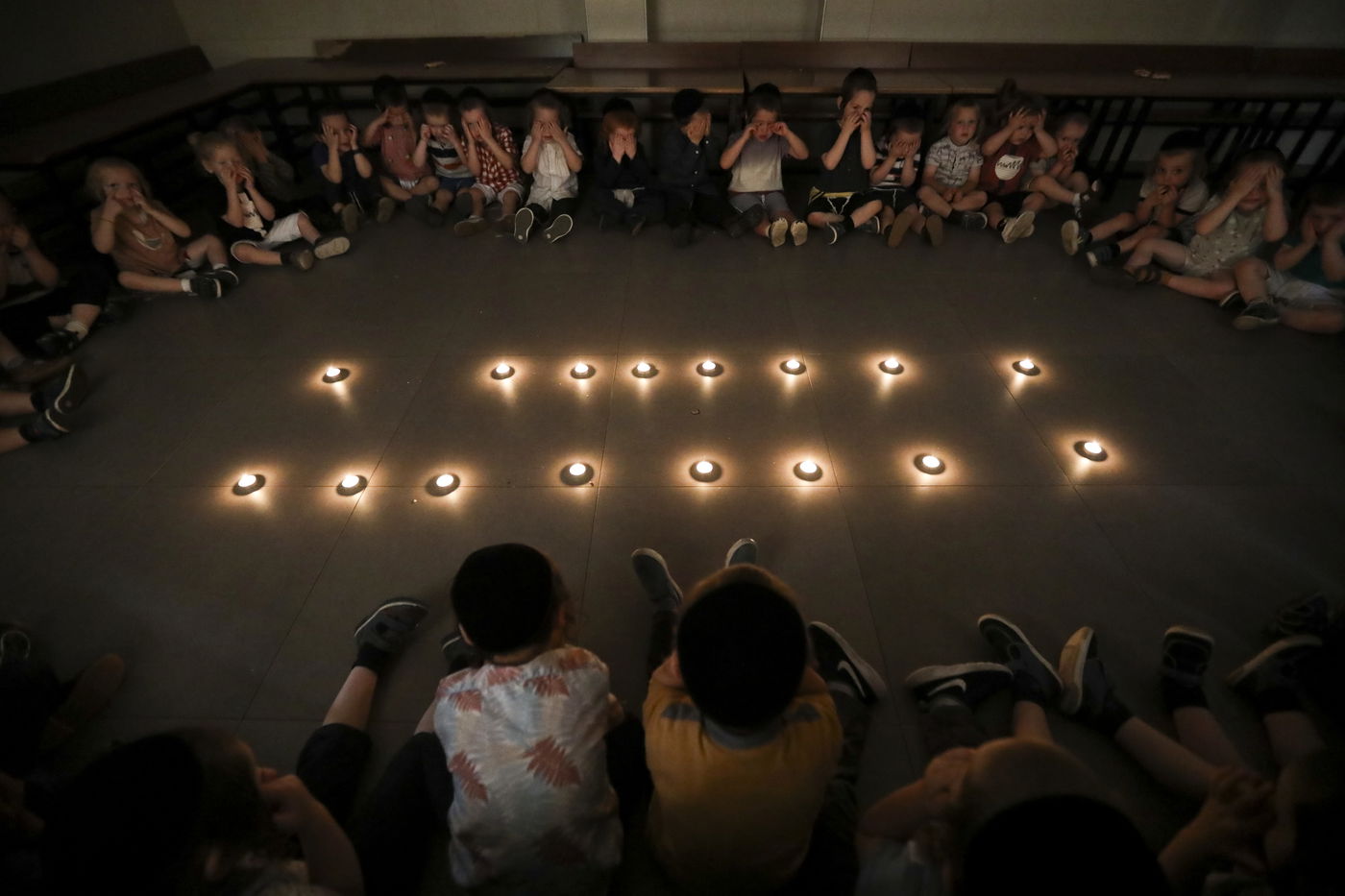 סביב נרות ובפנים עצובות; הילדים חוו את תשעה באב