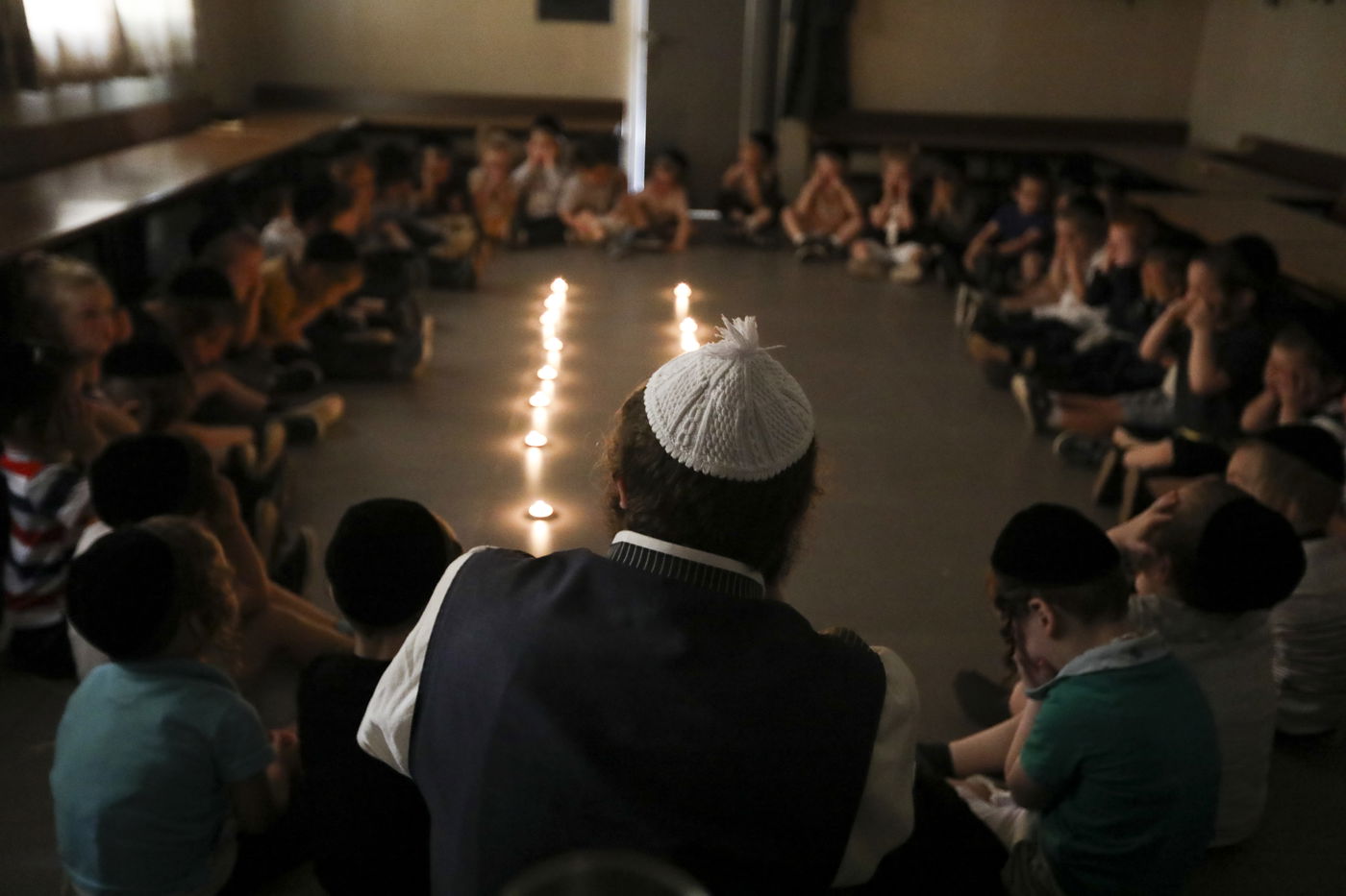 סביב נרות ובפנים עצובות; הילדים חוו את תשעה באב