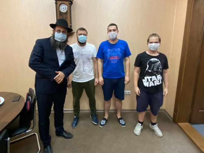 שלושה צעירים עברו ברית ונקראו בשמות הרביים