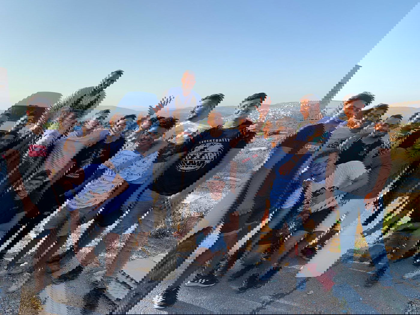 משעשע: תלמידים העניקו סוס למורה הדתי