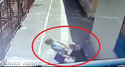 אנטישמי עם גרזן ליד בית כנסת