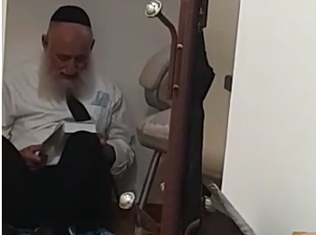 בדמעות: הגאון רבי ראובן אלבז בתיקון חצות