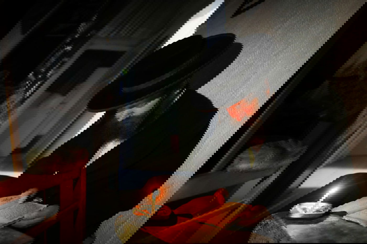 בכניסה לבית, ישב יענקל והתאבל על החורבן