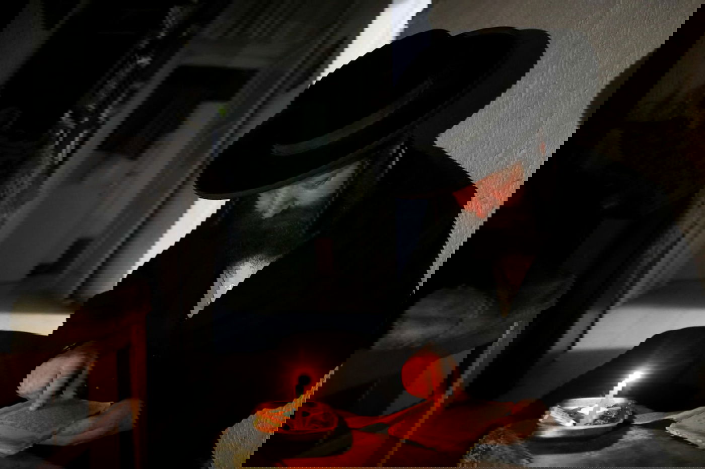 בכניסה לבית, ישב יענקל והתאבל על החורבן