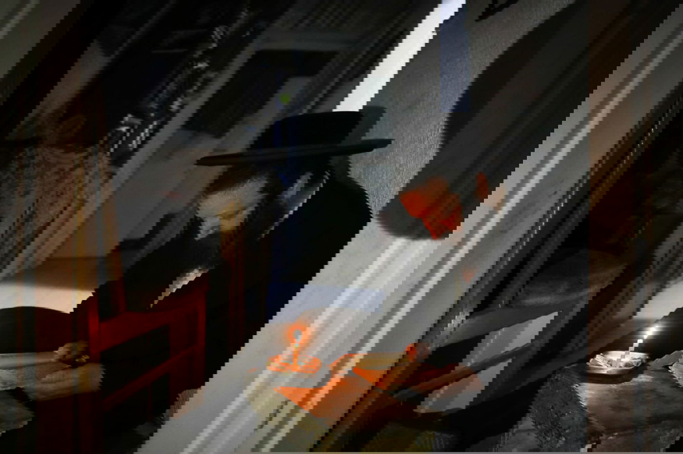 בכניסה לבית, ישב יענקל והתאבל על החורבן