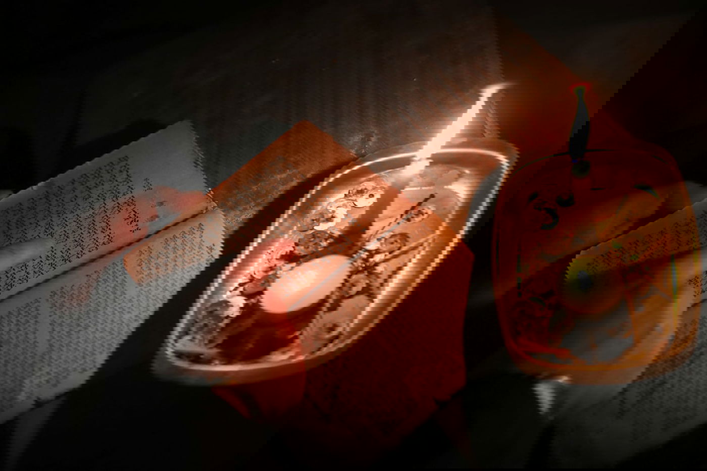 בכניסה לבית, ישב יענקל והתאבל על החורבן