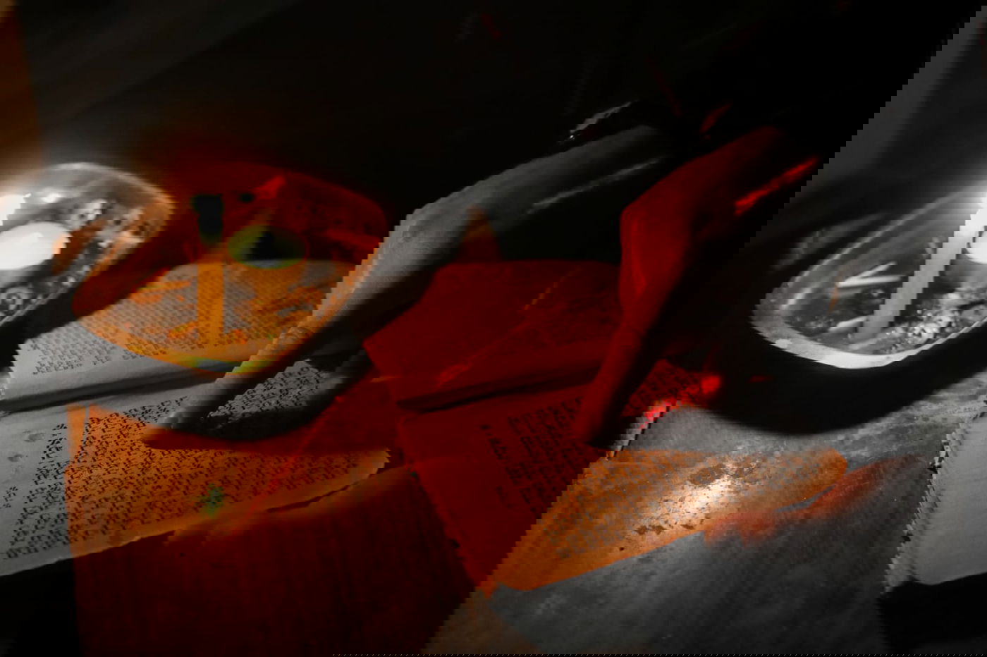 בכניסה לבית, ישב יענקל והתאבל על החורבן