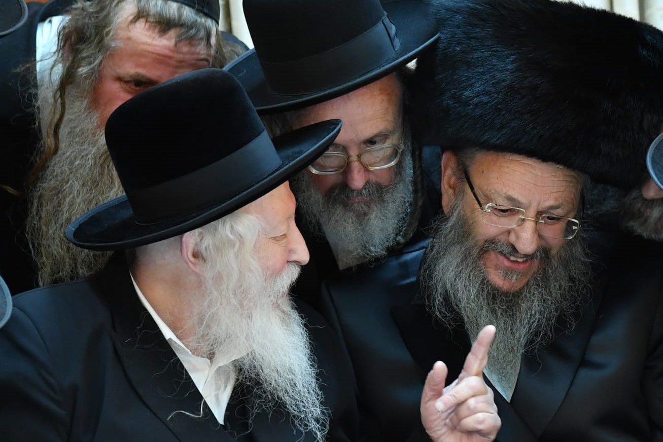 הרה"ח רבי אברהם מרדכי ז"ל מאחורי האדמו"ר מגור