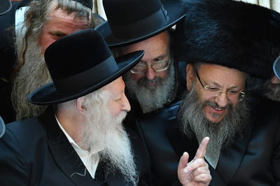 הרה"ח רבי אברהם מרדכי ז"ל מאחורי האדמו"ר מגור