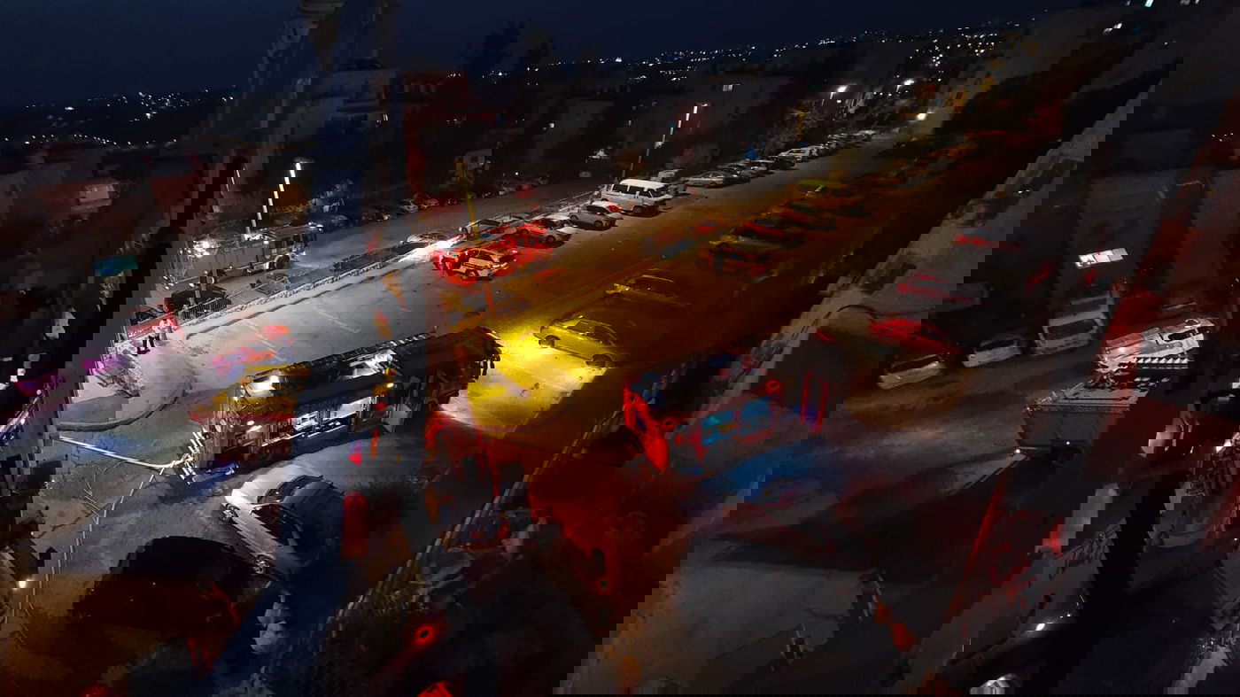 שריפה פרצה בבניין מגורים; לוחמי האש חילצו לכודים