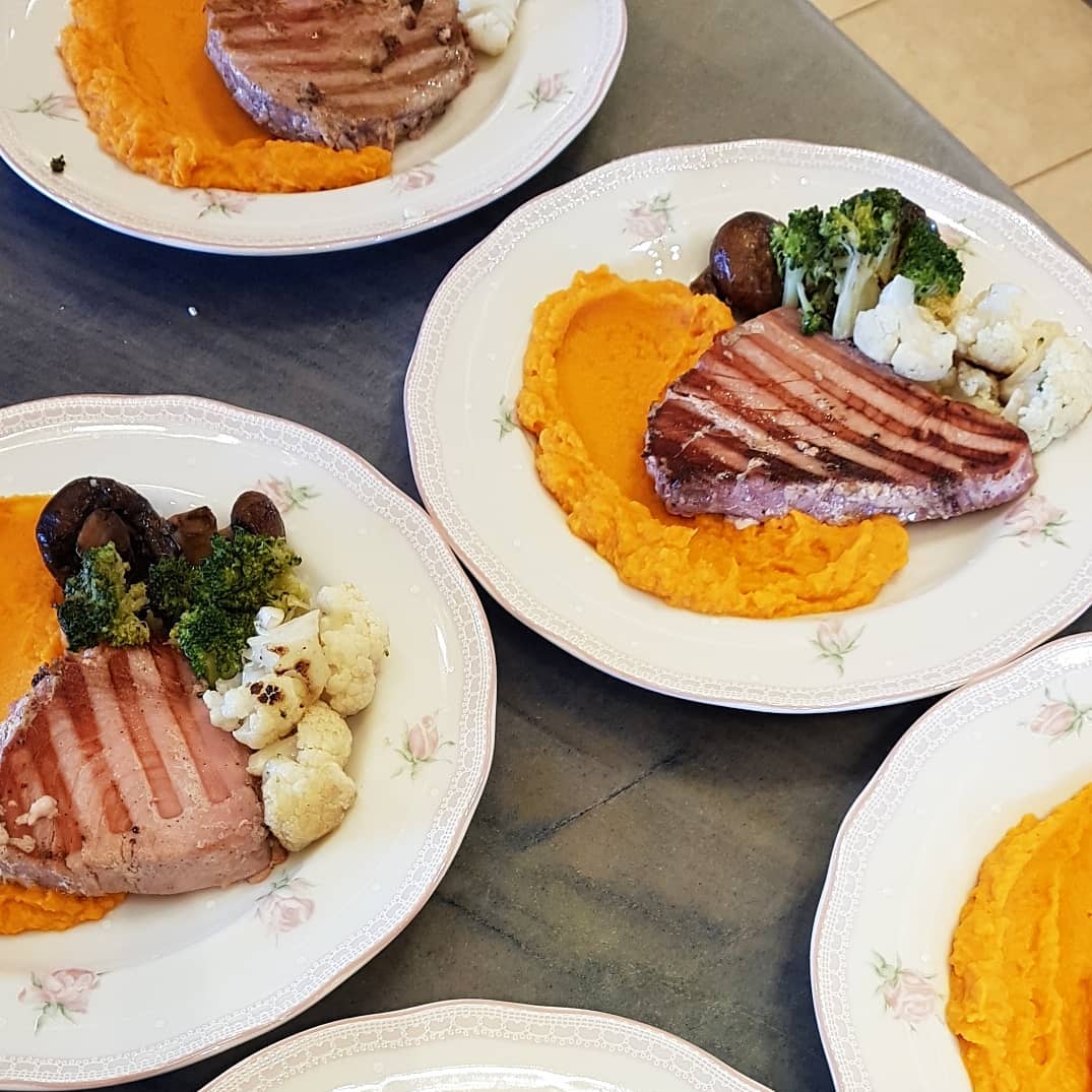 טונה אדומה צרובה במחבת לצד פירה בטטה