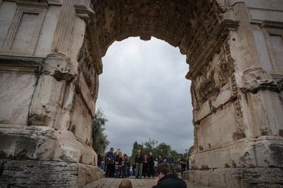 הזעקה של הרב מפוניבז' ב'שער טיטוס'