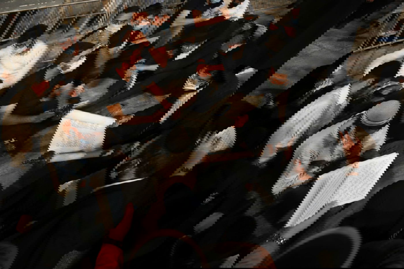 בתמונה: מתאבלים בכותל המערבי