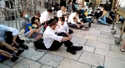 לקראת צאת הצום: שירי רגש בכותל המערבי