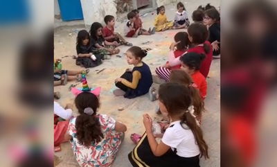 על הארץ: ילדים בגן בג'רבה באמירת קינות • צפו